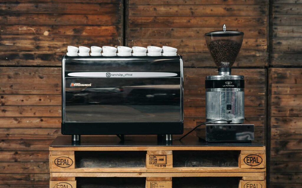 barista2go kaffeemaschine mit muehle auf paletten
